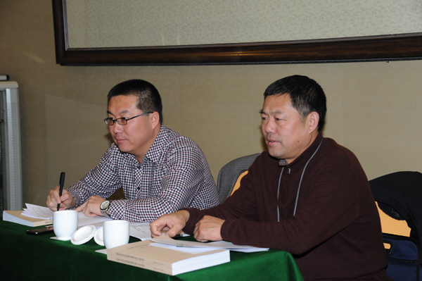 工作人员为小组讨论做记录