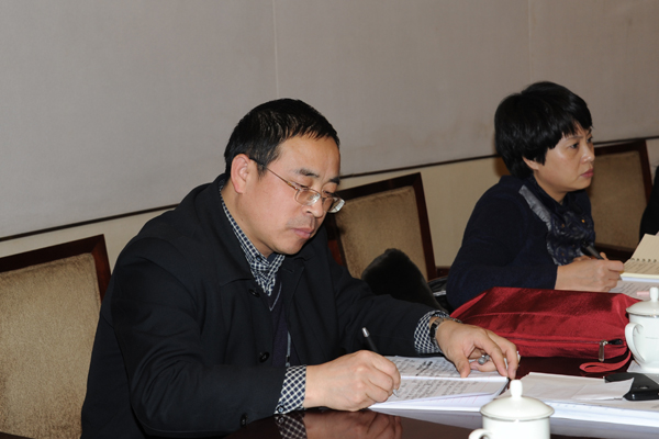 工作人员为小组讨论做记录