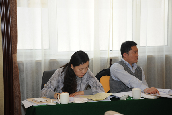 工作人员为小组讨论做记录