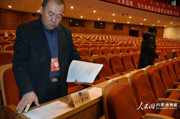 工作人员分发会议材料