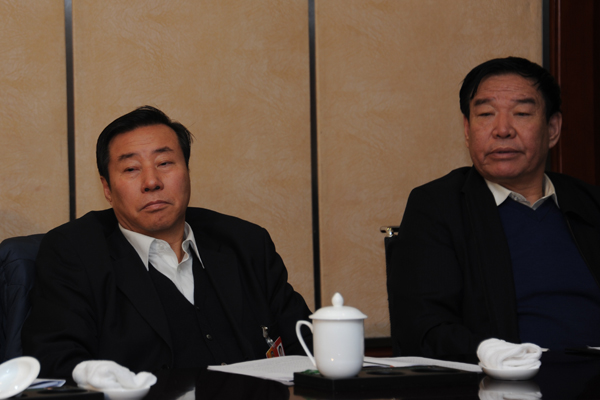 自治区政协副主席韩志然参加小组讨论