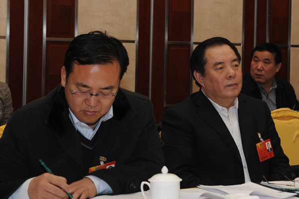 自治区政协副主席郑福田参加小组讨论