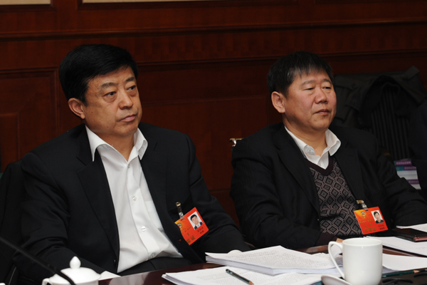 自治区政协副主席梁铁城参加小组讨论