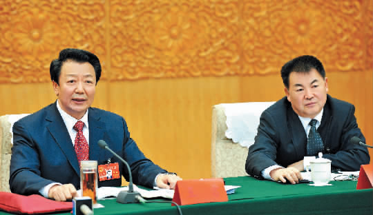 王君参加政协经济科技工商界联组讨论